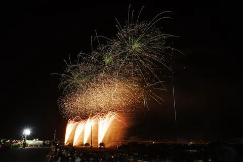 夜空をほどく光の連なり