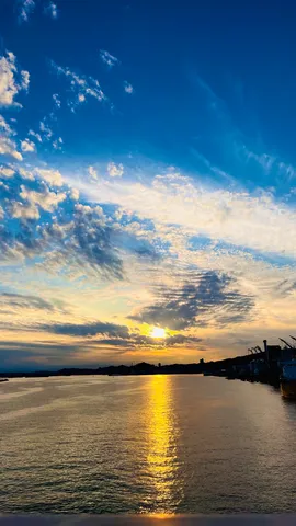 水面に映る黄金の夕日
