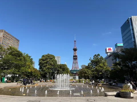 青空と噴水の都心公園
