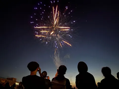 花火とスマホ、夜空の共演