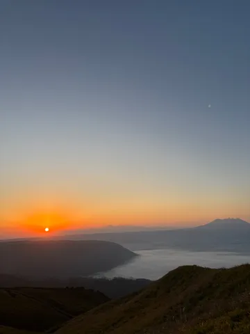 山頂から見下ろす、雲海の日の出