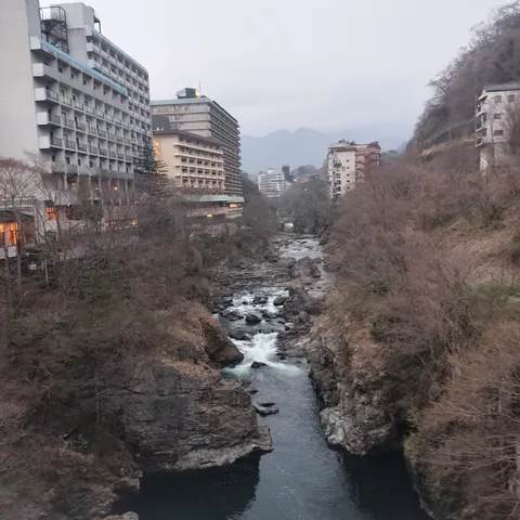 冬の川と街並みの間