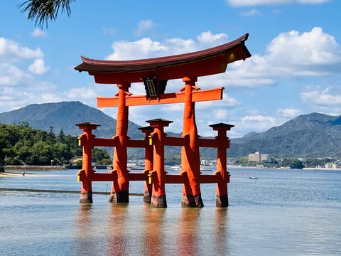 水面に立つ朱色の門