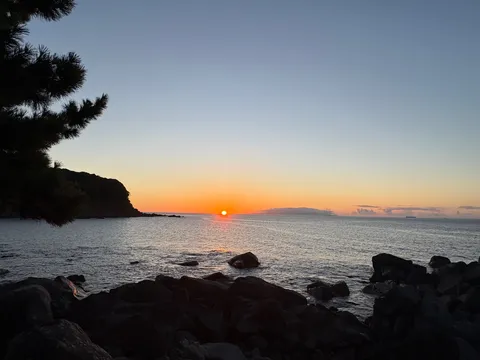静寂の海に沈む夕日