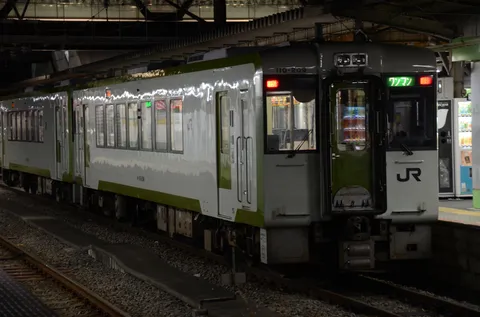 深夜の駅、静寂を切り裂く列車