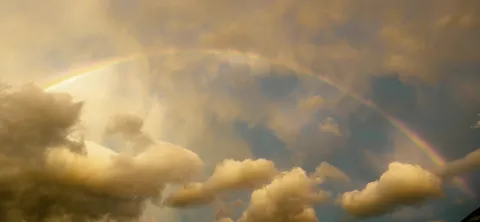 虹が紡ぐ夕暮れの雲