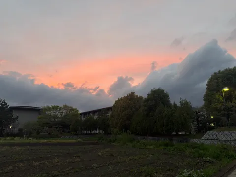 茜色の空と雲のコントラスト