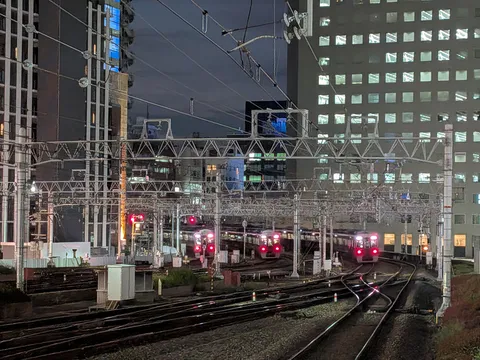 夜の帳、電車の灯り