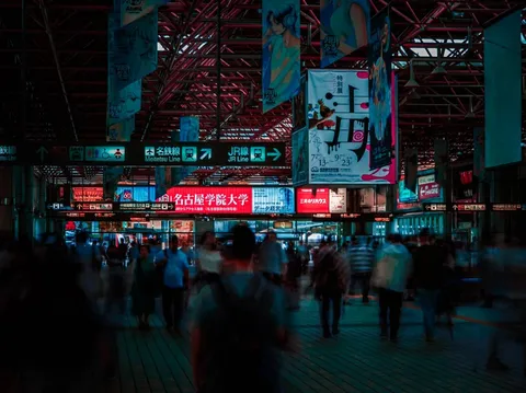 赤と青の駅に流れる時間