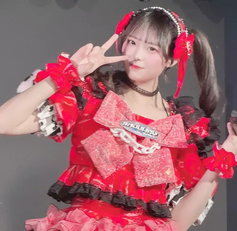 映えを狙う！ステージ衣装でピース