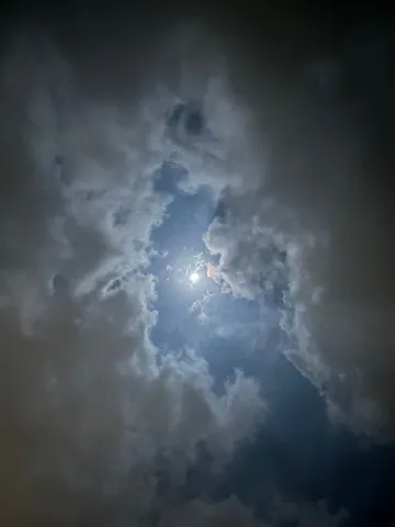 雲間から覗く月明かり
