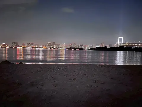 夜景と水面に揺れる灯り
