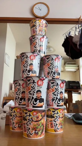 カップ麺タワー、構築完了！