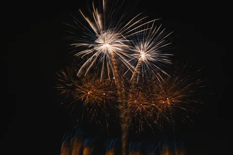 夜空を泳ぐ花火の光