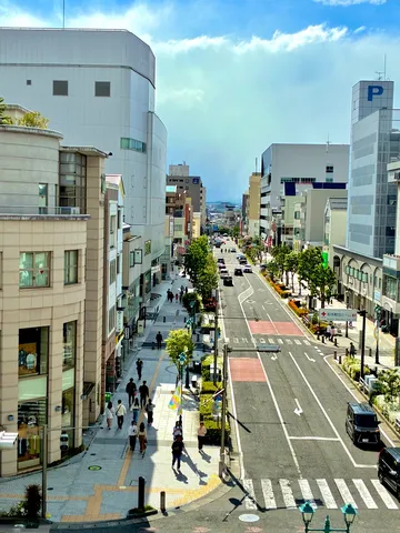 街の風景に浮かぶ午後