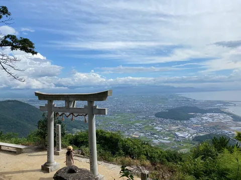 山頂の鳥居と海景色