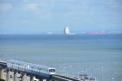海を渡る青い列車