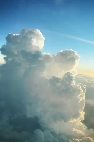 空のキャンバスに描く雲の叙情詩