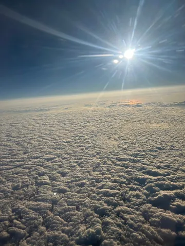雲海に沈む太陽
