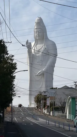 見守る巨大な白衣の観音様