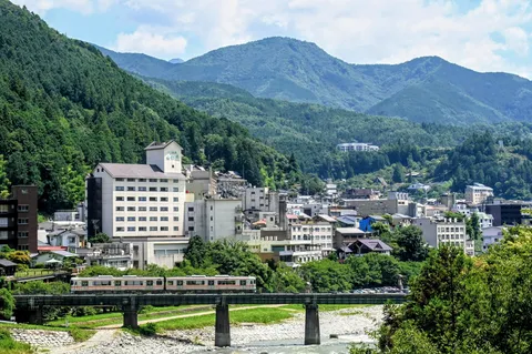 温泉街を横目に