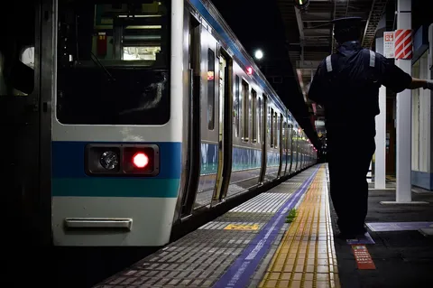 赤い灯と、夜を待つ列車