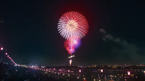 夜空の大輪、地上ではスマホの光が競演中？
