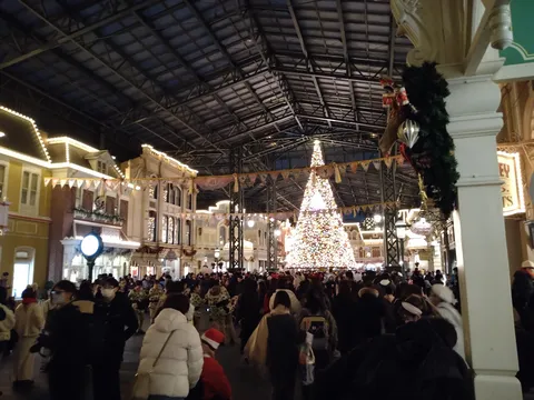 賑わうクリスマスの煌めき