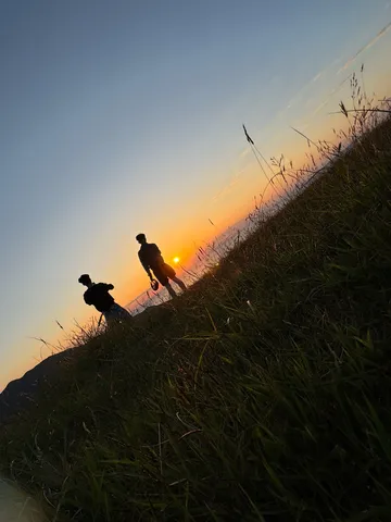 夕暮れの草原に人影
