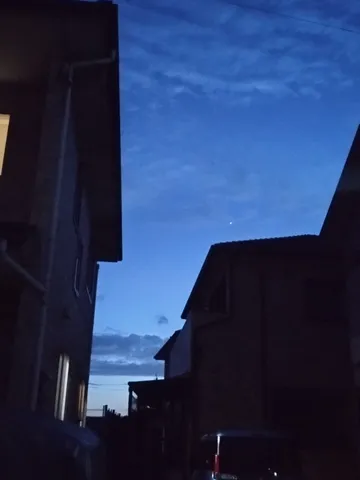 青の路地にひそむ光