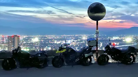 バイクが彩る黄昏の絶景