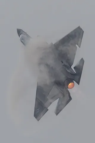 噴射炎の熱気と銀翼