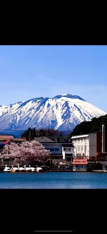 山と桜と静かな湖畔