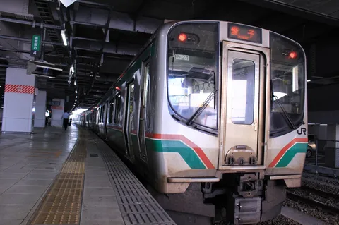 駅ホーム、愛子行き列車