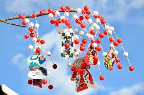 青空に映える紅白の飾り物