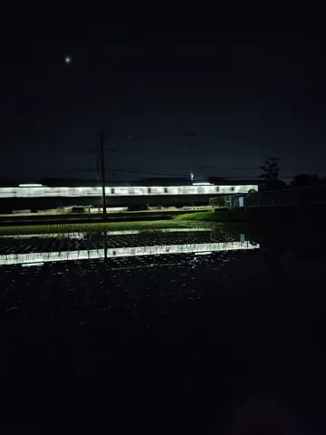 夜を駆け抜ける光の筋