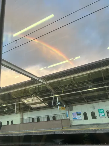 駅のホームに架かる虹