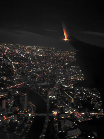 夜景を彩る飛行機の灯り