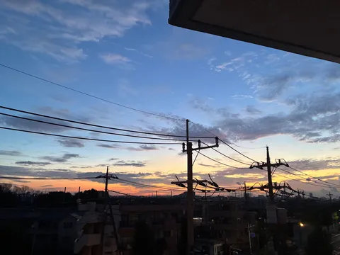 夕暮れと電線の風景