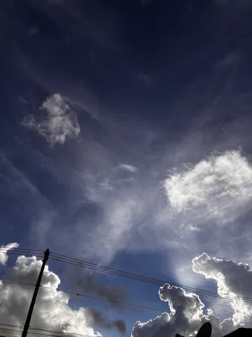 夕暮れの雲と電線の影