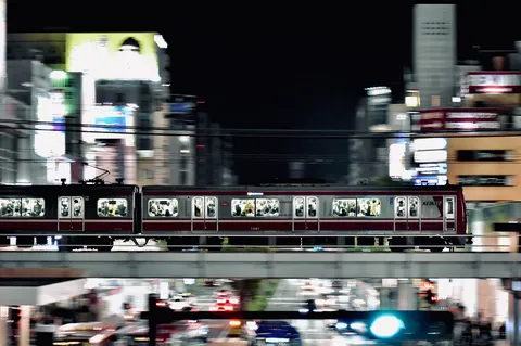 夜を駆ける電車の光跡
