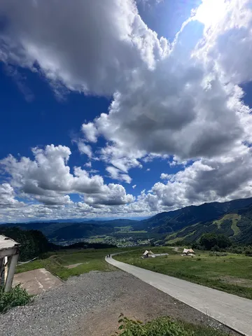 広がる空、穏やかな道