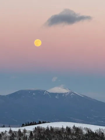 月と山、夕暮れの幻想