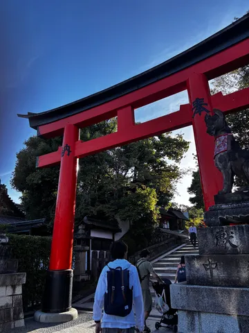 鳥居と参道、夏の彩り