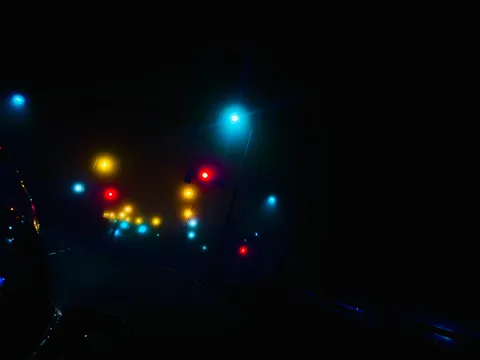 霧夜の信号機、光の粒。