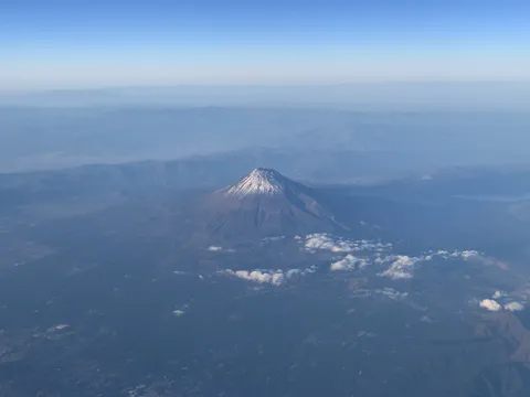 青空と雪化粧の富士