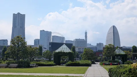 ビルと緑と、あの卵形の彼