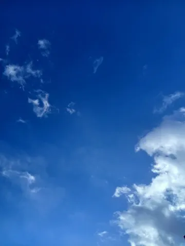 藍色のキャンバスに描かれた雲の絵