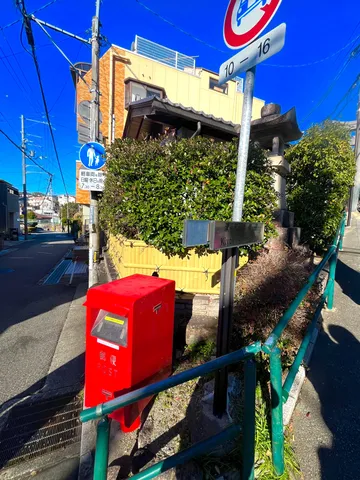 坂の途中、赤と青のコントラスト