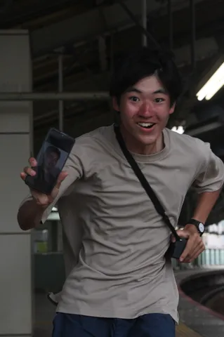 一瞬の表情、スマホ越しの世界